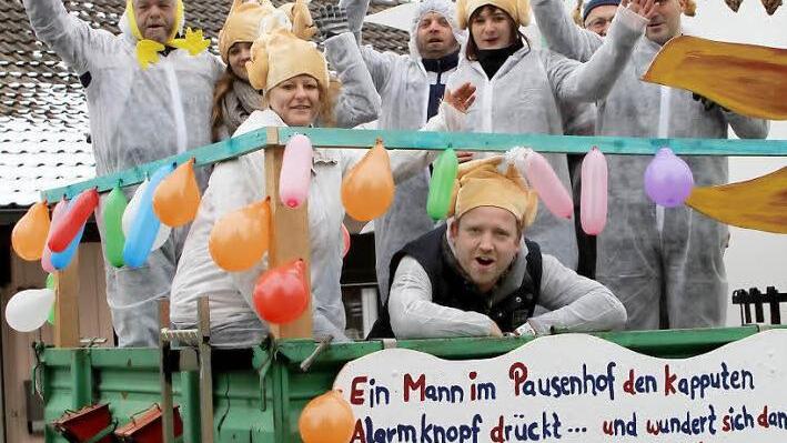 Nicht mit verrückten, sondern verbrannten Hühnern hatten die Kegler ihre Probleme. Auch mit der Rechtschreibung hapert's ein bisschen - zum kaputtlachen. Fotos: Günther Geiling