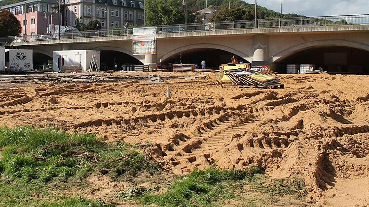 Die Betreiber des Stadtstrandes sind vertraglich verpflichtet, das Areal nach dem Abbau wieder zu begrünen. Foto: Benedikt Borst