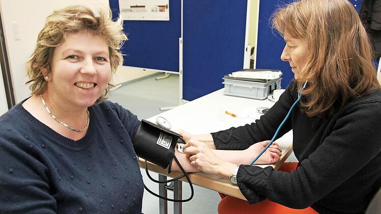 Schon 91-Mal hat Barbara Hornung (links) aus Ebern, hier beim Gesundheitscheck durch Dr. Ina Horn, Blut gespendet.Foto: Michael Will