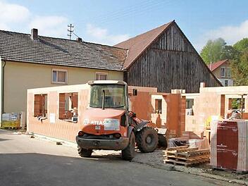 Baubeginn in Kümmel: Die Bodenplatten für das Gemeinschaftshaus wurden bereits betoniert und auch Teile der Außenmauern stehen schon. Es soll im Mai/Juni 2015 fertig sein und wird sicher auch beim nächsten Obstmarkt eine große Rolle spielen. Fotos: Lisa Kieslinger