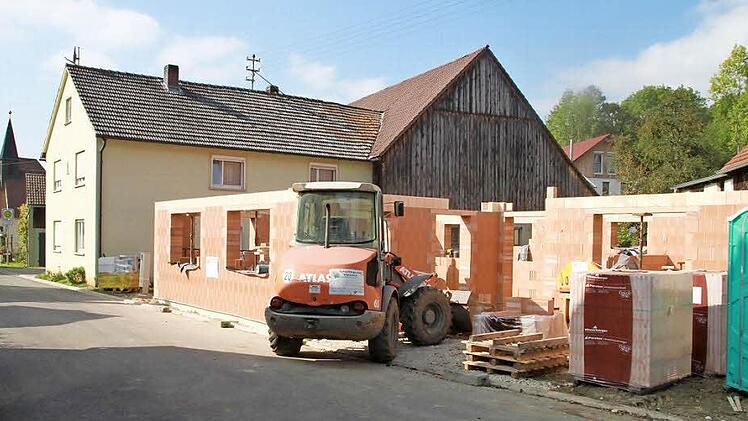 Baubeginn in Kümmel: Die Bodenplatten für das Gemeinschaftshaus wurden bereits betoniert und auch Teile der Außenmauern stehen schon. Es soll im Mai/Juni 2015 fertig sein und wird sicher auch beim nächsten Obstmarkt eine große Rolle spielen. Fotos: Lisa Kieslinger
