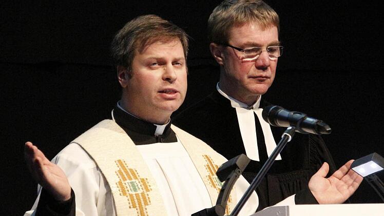 Die Pfarrer Matthias Steffel und Ulrich Bahr segnen das Gebäude.