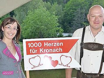 Die Schlagersängerin Kristin Rempt ist stets zum Scherzen aufgelegt, wenn sie mit Rückwärtssprecher Stefan Hertel zusammentrifft. Foto: K.-H. Hofmann