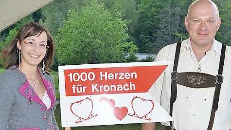 Die Schlagersängerin Kristin Rempt ist stets zum Scherzen aufgelegt, wenn sie mit Rückwärtssprecher Stefan Hertel zusammentrifft. Foto: K.-H. Hofmann