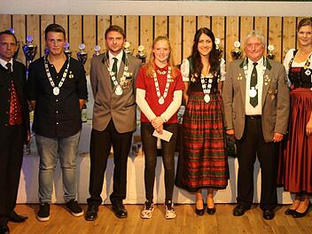 Majestäten unter sich: Alle Könige der Schützen aus der Verwaltungsgemeinschaft Gosberg auf einem Bild vereint (linkes Bild; von links): Thorsten Glauber, Nico Kaul, Johannes Drummer, Anna Pieger, Katja Eger, Harald Glauber und Lena Reichel Foto: Franz Galster