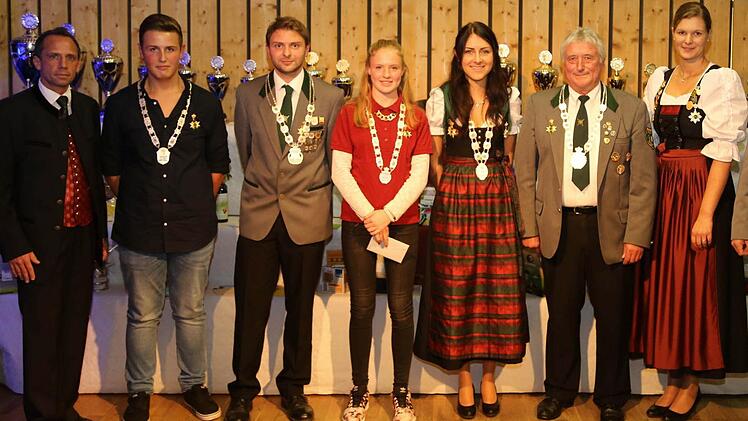 Majestäten unter sich: Alle Könige der Schützen aus der Verwaltungsgemeinschaft Gosberg auf einem Bild vereint (linkes Bild; von links): Thorsten Glauber, Nico Kaul, Johannes Drummer, Anna Pieger, Katja Eger, Harald Glauber und Lena Reichel Foto: Franz Galster