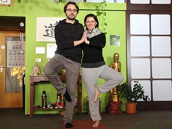 Redakteur Benedikt Borst bei einer Partnerübungmit Yogalehrerin Stefanie Radi. Foto: Anja Greiner