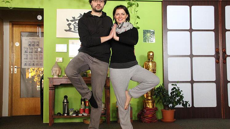 Redakteur Benedikt Borst bei einer Partnerübungmit Yogalehrerin Stefanie Radi. Foto: Anja Greiner