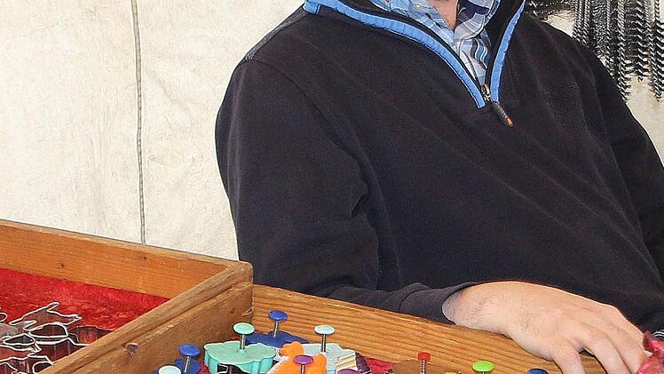 Ruhig ging es am Stand dieses jungen Mannes aus Sulzfeld an der Lederhecke zu. Wie andere Markthändlern auch machte ihm das am Sonntagmorgen sehr schlechte Wetter einen Strich durch die Rechnung. Foto: Dieter Britz