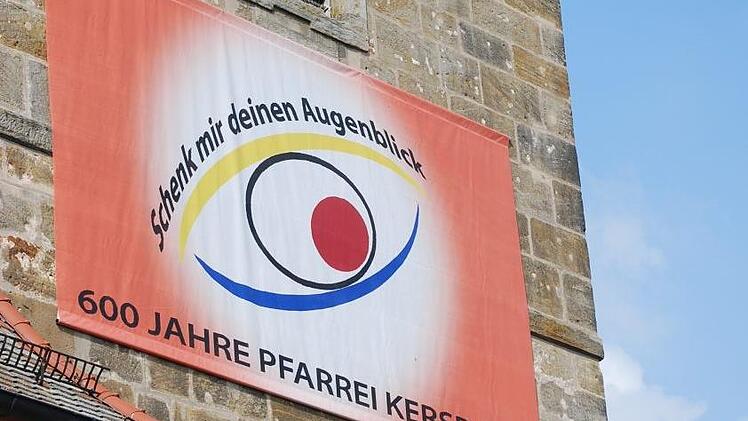 Hinweisbanner an der Pfarrkirche. Foto: Gerhard Hoch