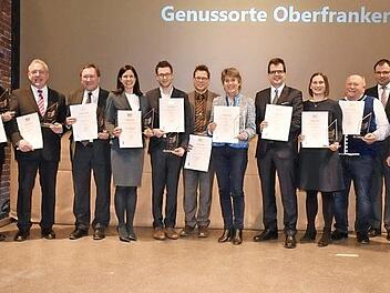 Die Pr&auml;mierung der Genussorte aus Oberfranken mit Helmut Pfefferle (l.) und Helmut Brunner (r.)  Foto: Baumgart/StMELF
