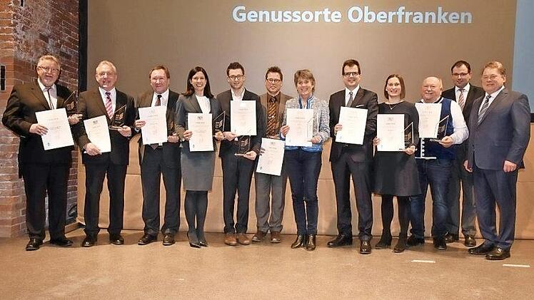 Die Pr&auml;mierung der Genussorte aus Oberfranken mit Helmut Pfefferle (l.) und Helmut Brunner (r.)  Foto: Baumgart/StMELF