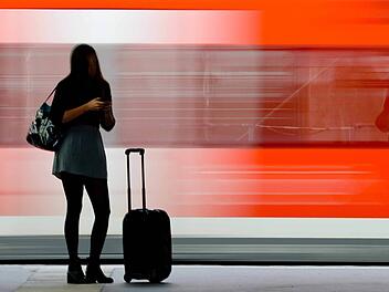 Aufgrund einer technischen St&ouml;rung kommt es aktuell zwischen N&uuml;rnberg und Bamberg zu Verz&ouml;gerungen und sogar Zugausf&auml;llen. Foto: Peter Steffen/dpa