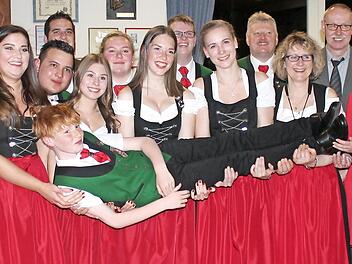 Die geehrten Musiker zusammen mit Dirigent Michael Bauer (links) sowie Bürgermeister Maximilian Neeb (hinten, links), Norbert Oppel und Stephanie Kramer (Nordbayerischer Musikbund, Dritter und Zweite von rechts) und Kreisdirigent Daniel Härich (rechts) Foto: privat