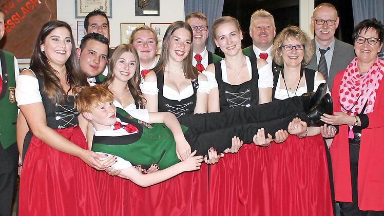 Die geehrten Musiker zusammen mit Dirigent Michael Bauer (links) sowie Bürgermeister Maximilian Neeb (hinten, links), Norbert Oppel und Stephanie Kramer (Nordbayerischer Musikbund, Dritter und Zweite von rechts) und Kreisdirigent Daniel Härich (rechts) Foto: privat