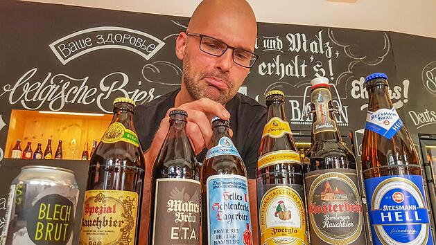 "Schwierige Frage", antwortet Benjamin Gehrig in der Bierothek in Bamberg, wo immerhin 350 Sorten Bier verkauft werden.  Foto: Sebastian Schanz
