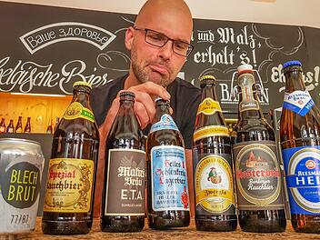 "Schwierige Frage", antwortet Benjamin Gehrig in der Bierothek in Bamberg, wo immerhin 350 Sorten Bier verkauft werden.  Foto: Sebastian Schanz