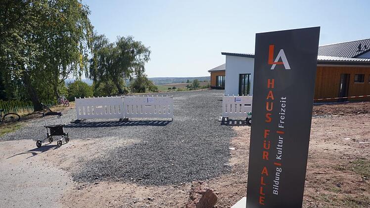 Die Außenanlagen am Gemeindehaus in Langenleiten müssen noch folgen.Marion Eckert