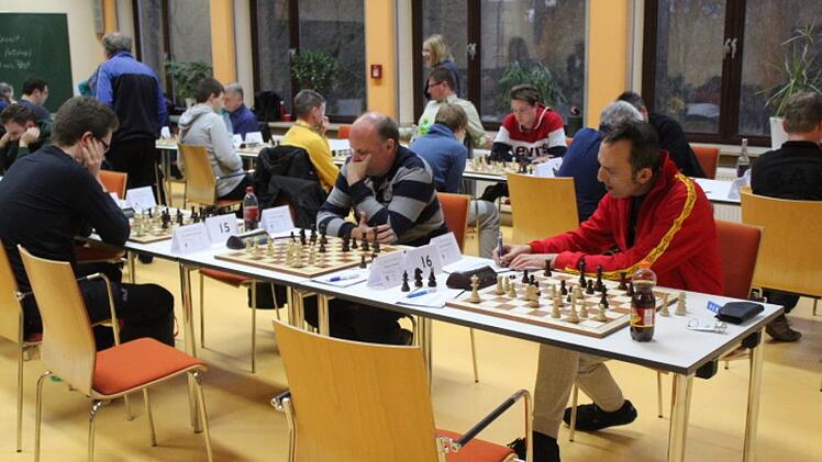 Manchmal fehlt an den Tischen der Gegner. Das macht nichts, man darf als Spieler spazieren gehen und sich auch mal an den anderen Brettern umsehen. Foto: Markus Häggberg