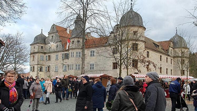 Das Wasserschloss ist zauberhafte Kulisse für den Weihnachtsmarkt, der jedoch heuer nicht stattfinden wird. Foto: Maria Löffler/Archiv