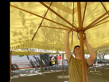 Im Prinzengarten stehen schon die Schirme.