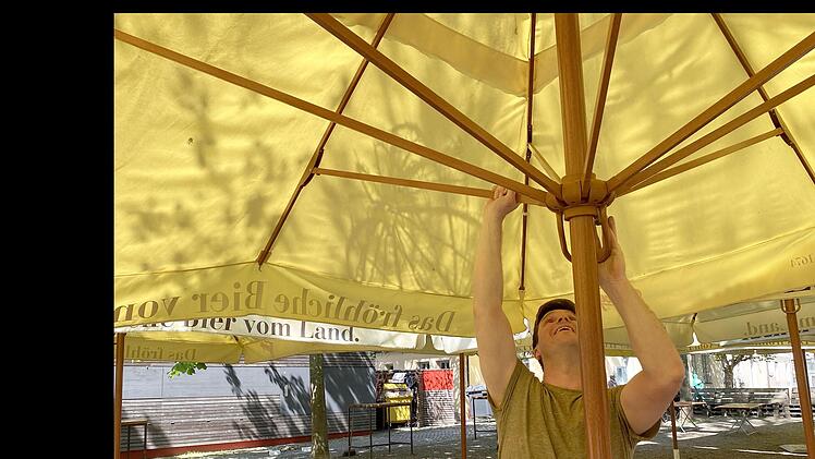 Im Prinzengarten stehen schon die Schirme.