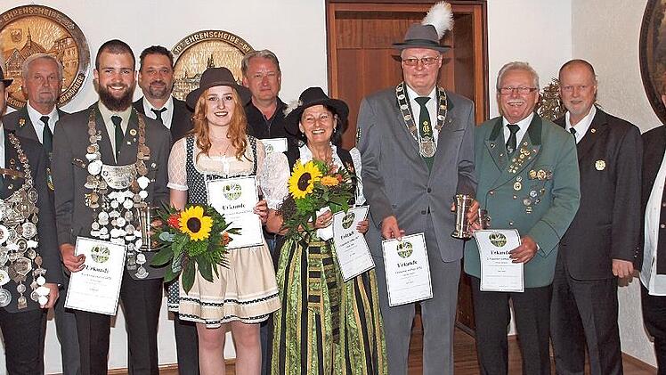 Die Ehrung der K&ouml;nigsh&auml;user: Tobias Gertloff, Kilian Popp, Lilith Appel, Christina Zeitner, Andreas Schaller, Richard Werner, Erster Gausch&uuml;tzenmeister Klaus Jentsch und Zweiter Gausch&uuml;tzenmeisterin Renate Schramm (vorne von links), G&uuml;nter Schlenz...