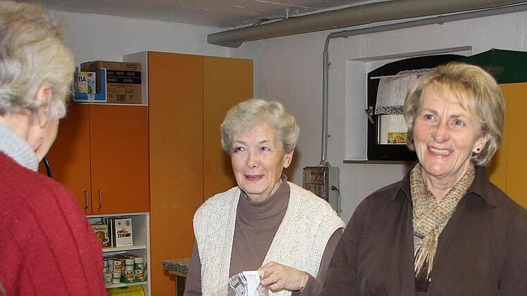 Die 76-jährige Brigitte Bötsch (links im Bild) steht jeden Dienstag im "Tafel"-Laden und gibt Lebensmittel aus. Das Bild zeigt sie mit ihrer Kollegin Klara Trunk und einem Bekannten, der für das Foto den Kunden mimt.