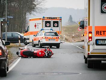 Am Donnerstagnachmittag starb ein 49-Jähriger Motorradfahrer nahe der Grundmühle in Fischbach. Rettungskräfte sicherten die Unfallstelle.   Foto: Steffens