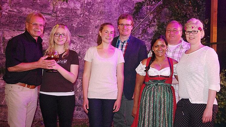 Seit Samstagabend hat Kronach eine neue Weinkönigin. Das Bild zeigt (von links) Kronach Bürgermeister Wolfgang Beiergrößlein, Weinkönigin Sarah Buckreus, Weinprinzessin Katharina Lauer, Rhodts Bürgermeister Dr. Torsten Engel, Weinprinzessin Jana Schmidt, Vorsitzender Günter Soja und Weinprinzessin Monika Wenig. Foto: Heike Schülein