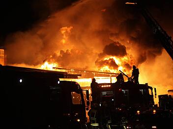 Feuerwehrleute vor der Flammenhölle  Foto: News5/Fricke