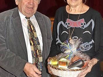 Nach langjähriger Tätigkeit im Vorstand des VdK-Kreisverbands Kronach verabschiedete Kreisvorsitzender Heinz Hausmann die stellvertretende Frauenvertreterin Jutta Laczo.  Fotos: Karl-Heinz Hofmann