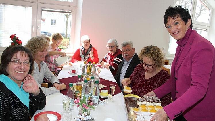 Die Awo-Kreisvorsitzende und Landtagsvizepräsidentin Inge Aures tischt den AWO-Vertretern zur Feier des Tages Kuchen auf - so wird es in Zukunft zwar nicht sein, doch die AWO-Sozialstation soll zu einer Begegnungsstätte werden. Mittags haben interessierte die Möglichkeit, in der Sozialstation ein warmes Mittagessen zu bekommen. Und auch Demenzbetreuungen und Informationsveranstaltungen soll es in der Sozialstation geben.