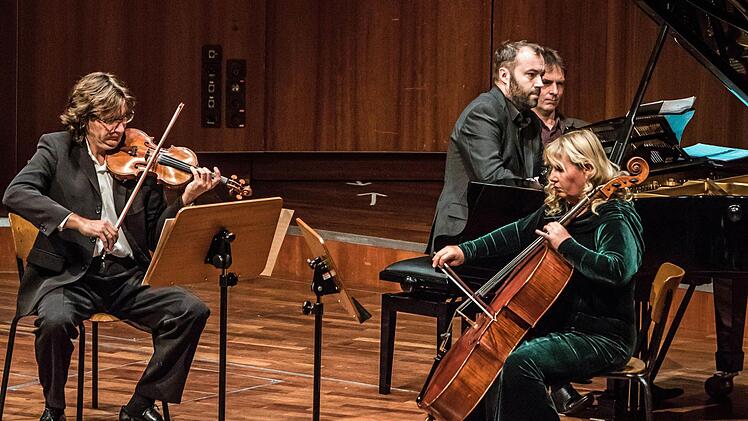 Mit seinem klangvollen Zusammenspiel beeindruckte das Plawner-Trio bei seinem Coburg-Gastspiel im Kongresshaus Rosengarten (von links): Piotr Plawner (Violine), Piotr Saljczyk (Klavier) und Isabella Klim (Violoncello). Foto: Jochen Berger