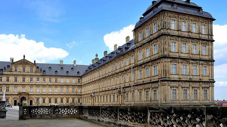 Die Staatsbibliothek Bamberg befindet sich im Ostflügel der Neuen Residenz am Domplatz.
