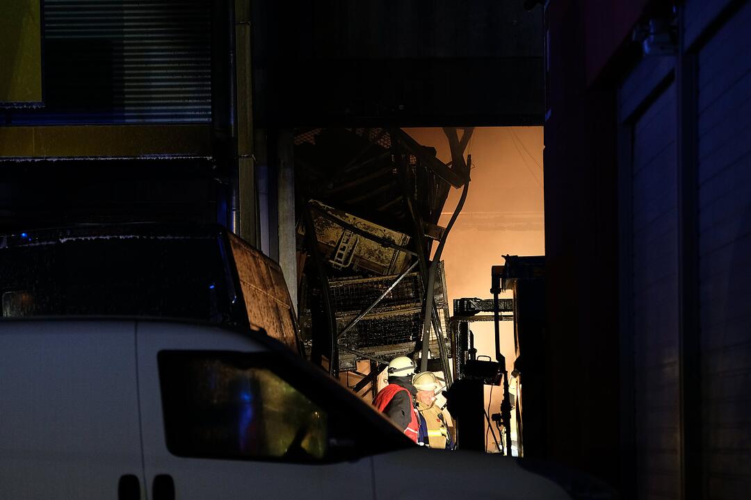 Großbrand zerstört Industriegebäude in Nürnberg