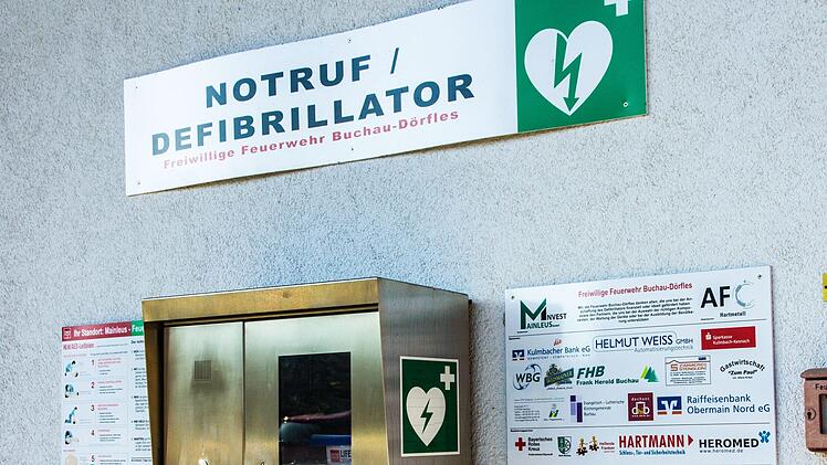 Der Buchauer Defibrillator befindet außen am Feuerwehrhaus.  Der Standort wurde  nach dem von BRK und Rettungsleitstelle entwickelten "Modell Bayreuth" ausgesucht. Foto: privat