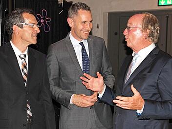 Geschäftsführer Thomas Hillebrand (links) und Beiratsvorsitzender René van Diessen (rechts) im Gespräch mit Bürgermeister Martin Bernreuther Foto: Katharina Müller-Sanke