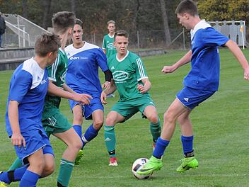 Enge Kiste: Hohes Engagement auf beiden Seiten prägte den U-19-Kick zwischen der gastgebenden SG Sulzthal (blaue Trikots) und der mit 3:2 siegreichen SG Untererthal.ssp