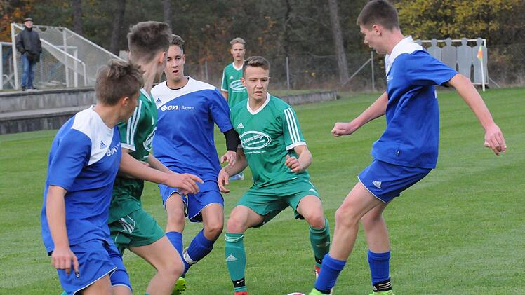 Enge Kiste: Hohes Engagement auf beiden Seiten prägte den U-19-Kick zwischen der gastgebenden SG Sulzthal (blaue Trikots) und der mit 3:2 siegreichen SG Untererthal.ssp