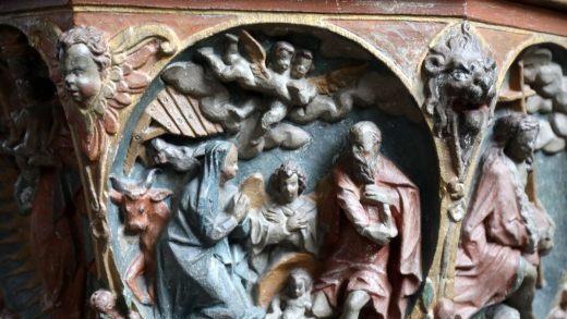 Der historische Taufstein ist farblich gefasst und zeigt unter anderem die Weihnachtsszene.  Foto: Markus Hauck/pow