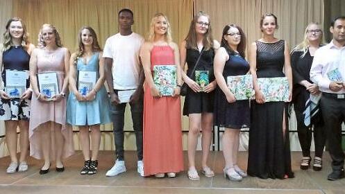 Alle Geehrten auf einen Blick: stellvertretende Direktorin Gudrun Gumbrecht, Alina Mayer, Melanie Gebhardt, Stefanie Ehrlinger, Diallo Cellou, Julia Schwarz, Lea Linka, Simona Meyer, Johanna Wehr, Nina Seeberger, Azizullah Husseini sowie Landrat Alexander Tritthart (v. l.) Fotos: Britta Schnake