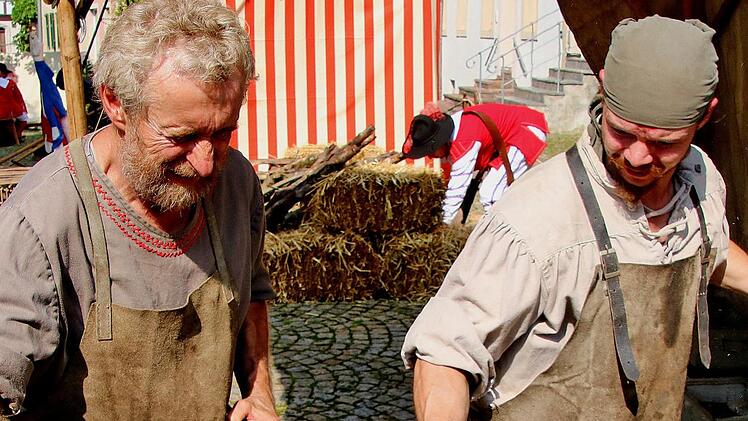 Schwerter wurden auf dem Anger geschmiedet. Die Hammerschläge hallten über  den ganzen Platz. Foto: Dieter Britz