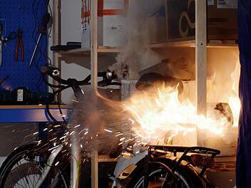 Was tun, wenn's brennt? Durch die wachsende Zahl der E-Bikes und Pedelecs steigt auch die Zahl der Lithium-Ionen-Akkus und damit die Brände.  Fotos: ifs/FFW Kronach
