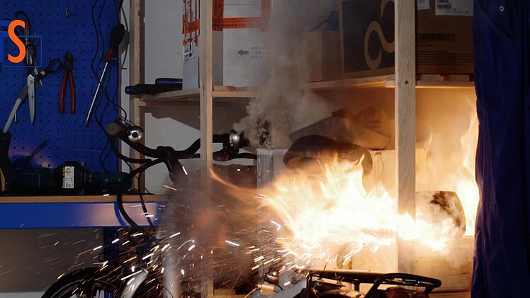 Was tun, wenn's brennt? Durch die wachsende Zahl der E-Bikes und Pedelecs steigt auch die Zahl der Lithium-Ionen-Akkus und damit die Brände.  Fotos: ifs/FFW Kronach