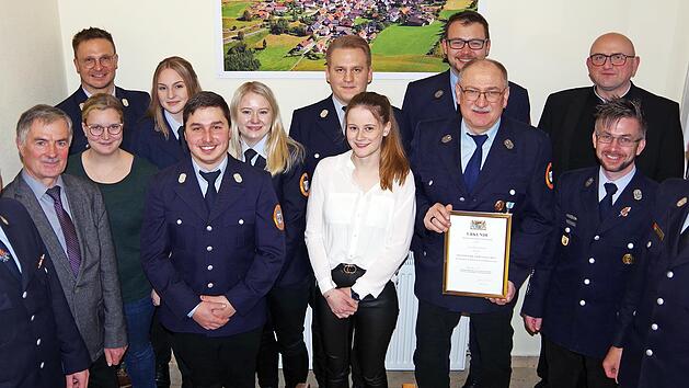 Die neue F&uuml;hrungsriege der FFW Hesselbach zusammen mit den Ehreng&auml;sten und Jubilar Anton Zwosta (Vierter von rechts), der mit dem Staatlichen Ehrenzeichen in Gold geehrt wurde.