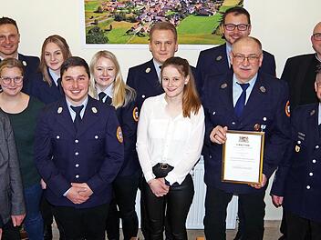 Die neue Führungsriege der FFW Hesselbach zusammen mit den Ehrengästen und Jubilar Anton Zwosta (Vierter von rechts), der mit dem Staatlichen Ehrenzeichen in Gold geehrt wurde.