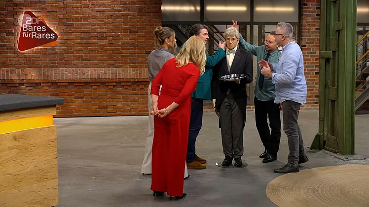 Cizek, Meyer und Pauritsch st&uuml;rzten sich gleich aufs Objekt. Elke Velten und Sarah Schreiber z&ouml;gerten ob des grimmigen Gesichtsausdrucks: "Nicht, dass er gleich ausholt!"