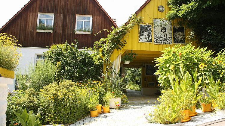 Das Haus des Gurus in Ailsbach: Hier haben Barbara und ihre Brüder bis zu ihrem Weggang gelebt.   Foto: Andreas Dorsch