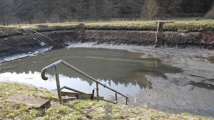 Im zweiten Teich wird das Wasser abgelassen. Zurück bleibt dreckiger Schlamm.
